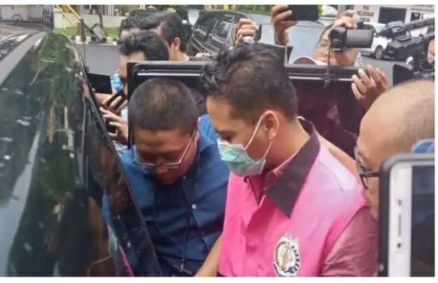 Foto: Terduga Korupsi Kasus Revitalisasi Pasar Manggisan saat dimasukkan mobil tahanan