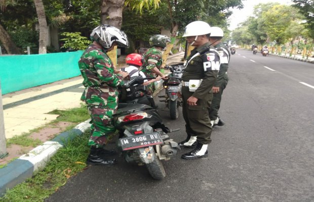 Foto: Dua Anggota TNI Saat Diperiksa Kelengkapannya di Jl. Slamet Riyadi Pamekasan