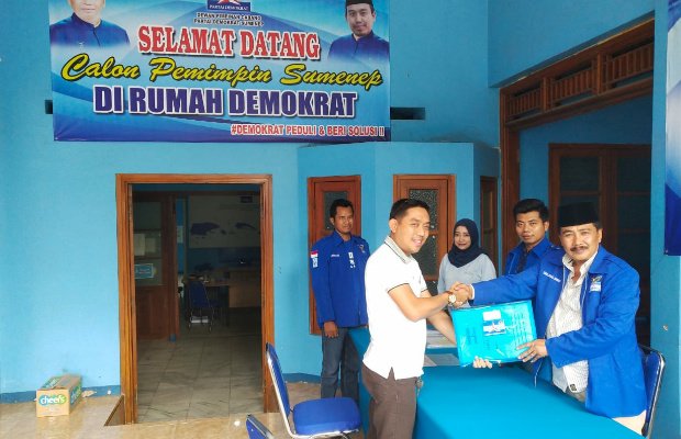 Foto: Hairul Anwar bersalaman panitia desk Pilkada sumenep 2020 di kantor Demokrat