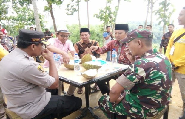Foto: Wakil Bupati, Dandim 0826, Kapolres Pamekasan Saat Menikmati Durian Di Wisata Puncak Ratu