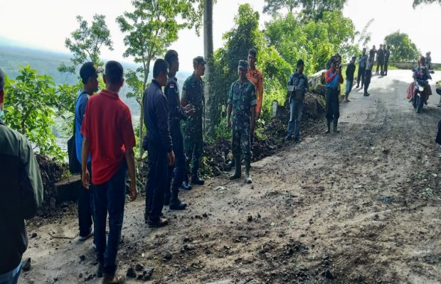 Foto: Personil gabungan saat di lokasi tanah longsor