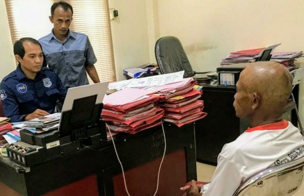 Foto : Misnadi saat dilakukan proses pemeriksaan di ruangan Unit PPA Polres Bondowoso