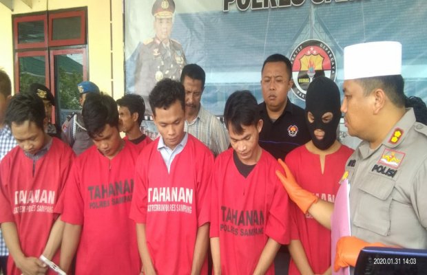 Foto : Enam pelaku pencabulan persetubuhan anak dibawah umur diamankan di Polres Sampang