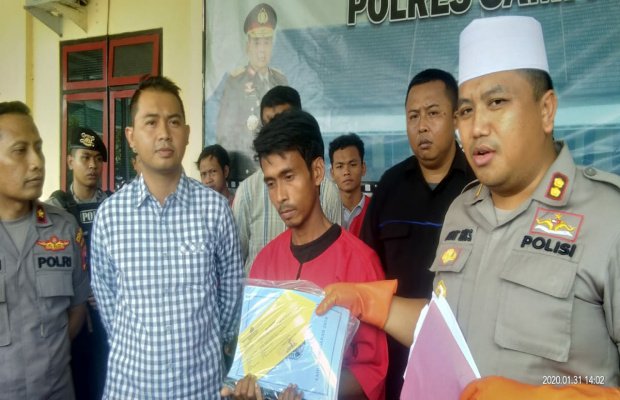 Foto : Pelaku terduga pemalsuan dokumen dan stempel di Desa Banjar Talelah