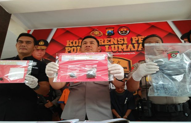 Foto: Kapolres Lumajang (tengah) saat menunjukkan barang bukti pada awak media, di acara press release, Jum'at (31/1/2020)