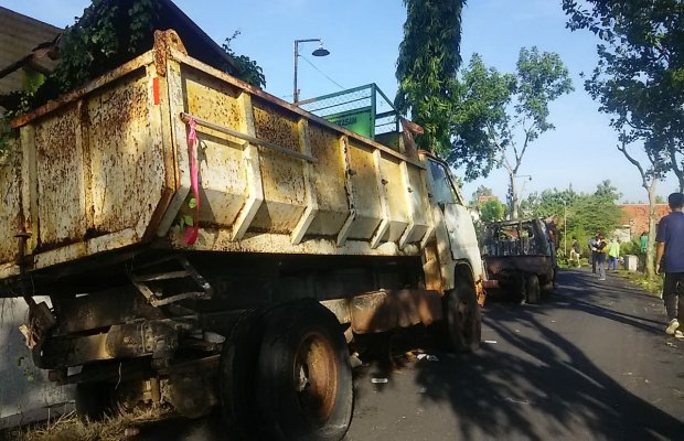 Foto: Deretan Mobil Bekas Yang Dikeluhkan Warga Kelurahan Lada Pamekasan