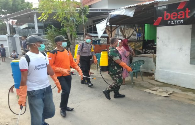 Foto: Penyemprotan Rumah Warga di Rt 004/ Rw 001 Kelurahan Patemon