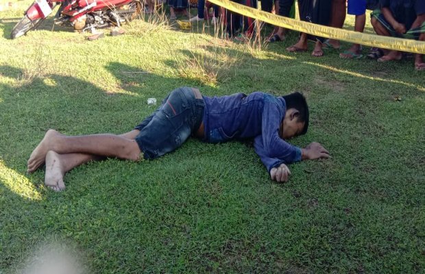 Foto : Safii tewas terkapar dengan luka bacok di lapangan Tlenger Camplong