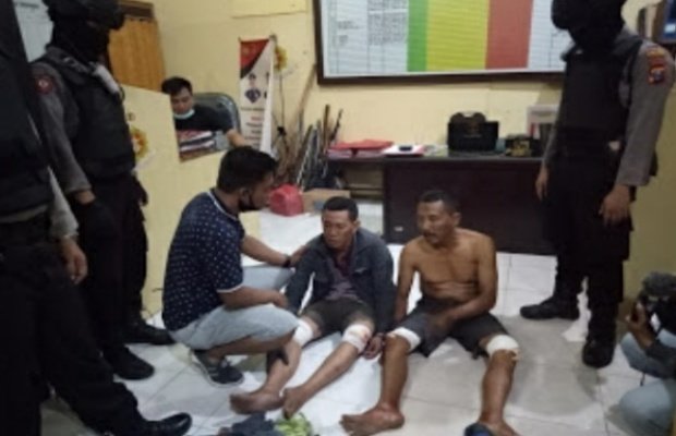 Foto: Hadi dan Zaenal di amankan petugas