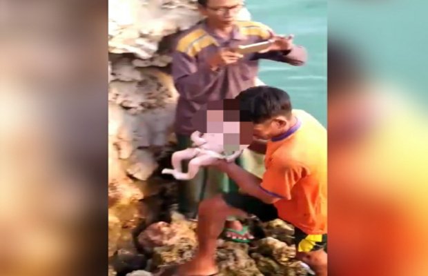 Foto Sosok mayat bayi ditemukan warga di tepi pantai Pulau Mandangin Sampang