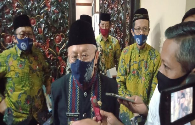 Foto: Bupati Sumenep KH Busyro Karim saat diwawancara
