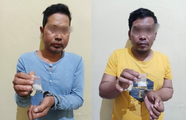 Foto: Kedua tersangka menunjukkan barang bukti