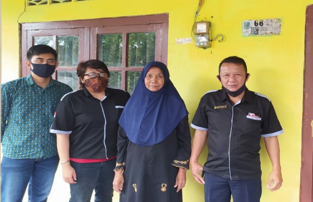 Foto: Nenek Supiani, saat didampingi pekerja bantuan hukum dari LBH Malang.