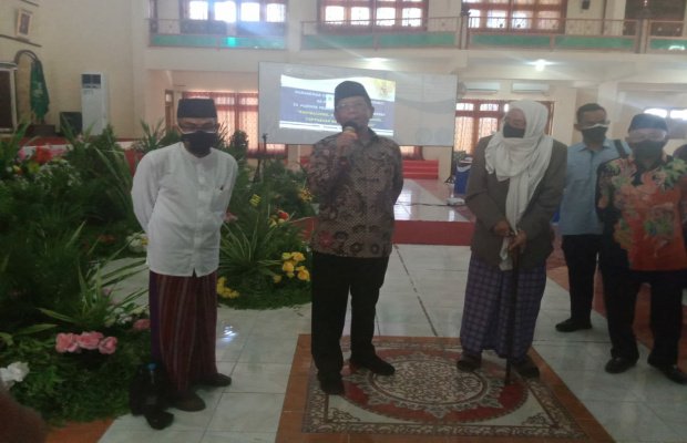 Foto: Disampingi dua masyaikh Ponpes Guluk-Guluk, Prof Mahfud MD menjawab setiap pertanyaan awak media