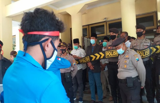 Foto : Demo di gedung DPRD Bangkalan