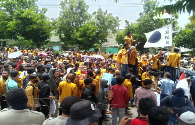 Foto: Ribuan mahasiswa yang mengatasnamakan aliansi mahasiswa Sumenep gelar orasi di gedung DPRD setempat