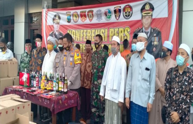 Foto: Kapolres Pamekasan Didampingi Dandim 0826 Bersama Ulama Menunjukkan Barang Bukti Miras