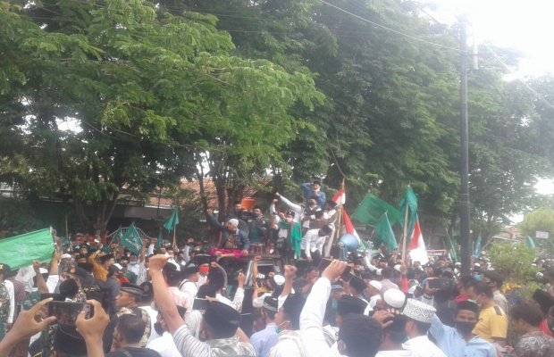 Foto: Massa saat melakukan aksi depan Mapolres Pamekasan