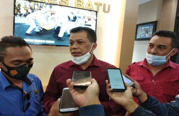 Foto: Khamim Tohari (tengah) didampingi dua kuasa hukumnya saat diwawancarai awak media.