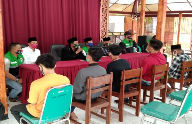  Foto: Delapan remaja asal Kangayan dan Arjasa saat menjalani pemeriksaan narkoba.