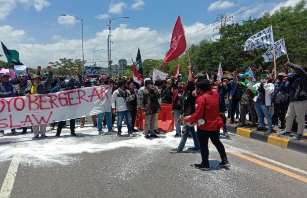 Foto : Blokade pintu masuk Suramadu. 