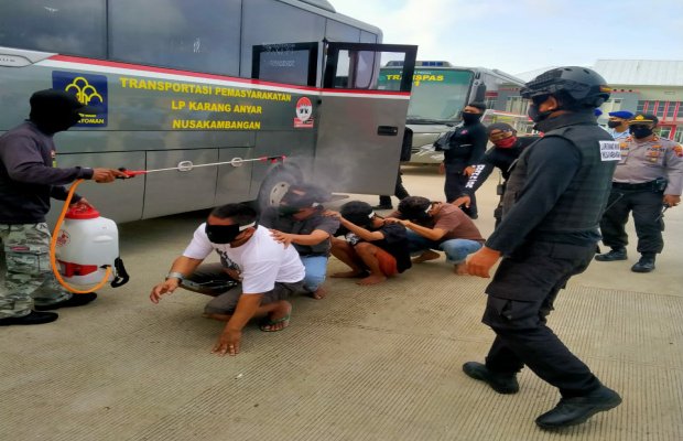 Foto: Para Napi Dipindah Kenusakambang Dengan Penjagaan Ketat Petugas