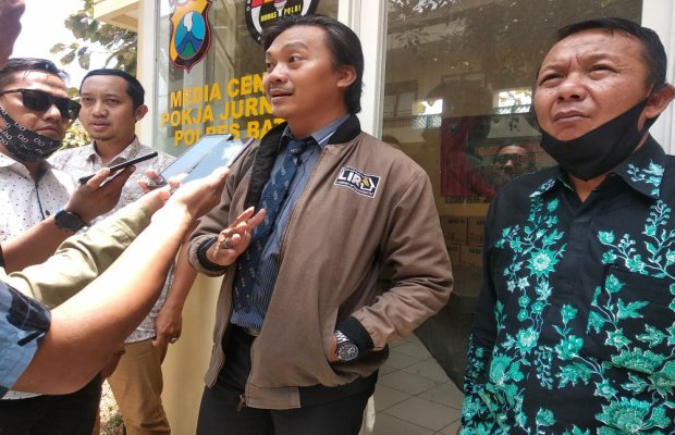 Foto: Pekerja LBH Malang Rohmat Basuki, SH didampingi Wiwied Tuhu Prasetyanto, SH, MH dari kantor Hukum Asmojodipati Malang, .