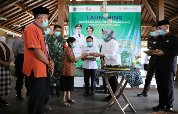 Foto: Walikota Batu Hj. Dewanti Rumpoko, M.Si saat menyerahkan KIS secara simbolis kepada peserta.
