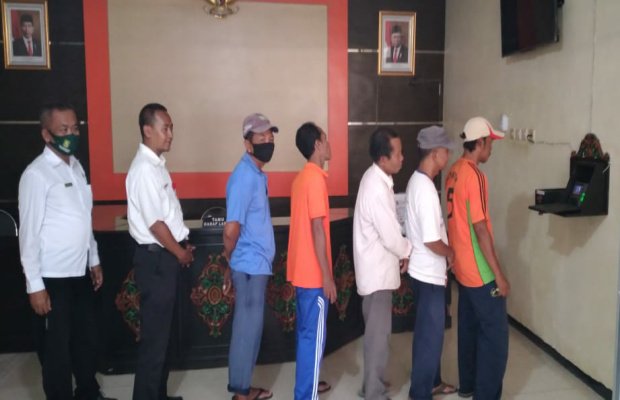 Foto: Sejumlah petugas kebersihan saat melakukan ceklok di DLH Sumenep