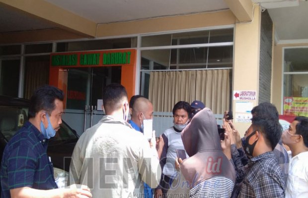 Foto : Massa mendatangi RS Nindita Sampang
