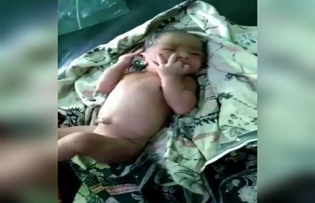 Foto: Sang bayi saat pertama kali ditemukan dan dirawat petugas kesehatan setempat