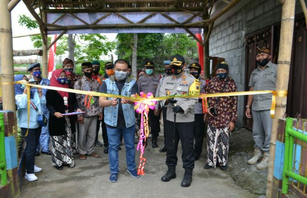 Foto: Kapolres bersama Ketua Wakil DPRD Kota Batu didampingi Kepala Desa setempat dan warga saat melaunching Kampung Tangguh Semeru 