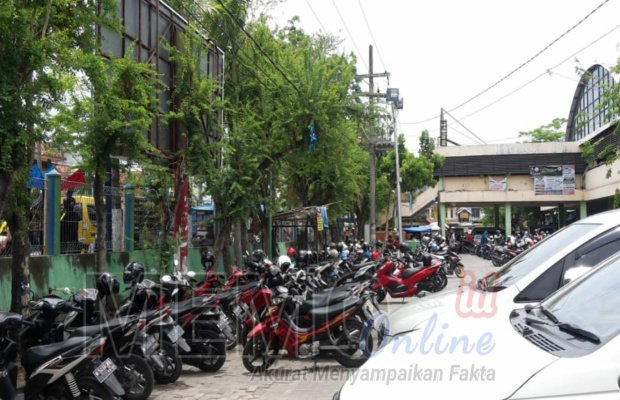 Foto : area parkir di pasar Srimangunan Sampang