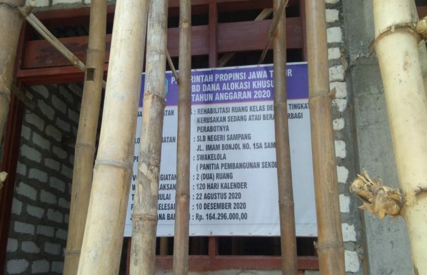 Foto : Papan nama Rehab Berat di SLB Sampang