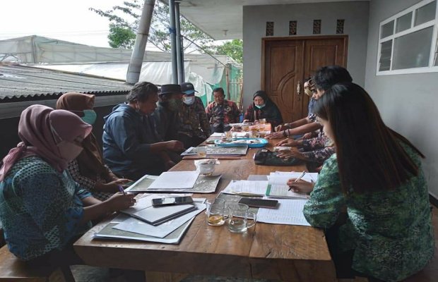 Foto: Suasana rapat penanganan limbah teenak di Desa Tulungrejo, Kecamatan Bumiaji, Kota Batu.