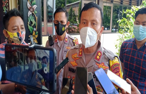 Foto Kapolres Sumenep AKBP Darman saat mengelar Konfrensi pers kasus pembuangan bayi