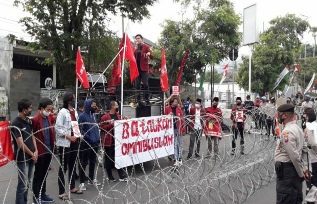 Foto: Para pendemo saat melakukan orasi di depan Balai Kota Among Tani, Kota Batu 