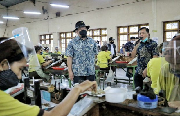 Foto: LaNyalla tinjau Pabrik rokok