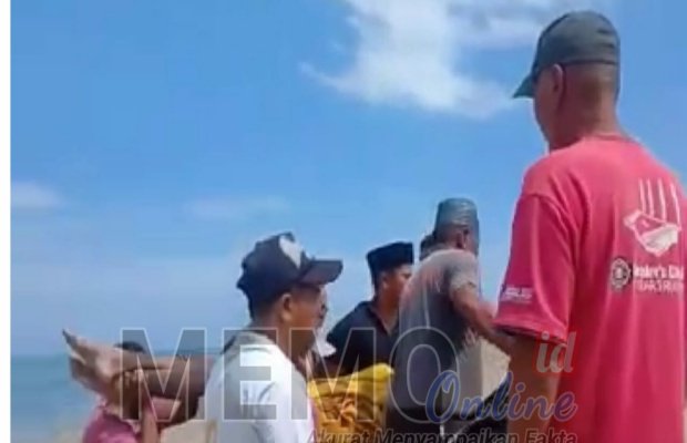 Foto : Warga mengevakusasi mayat di hutan kera Nepa