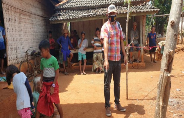 Foto: Warga setempat menunjukkan lokasi kedua tersangka saat berduel