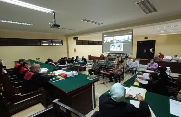 Sidang dugaan korupsi tanah kas Desa Kolpajung, Pamekasan yang digelar di Pengadilan Tipikor Surabaya.