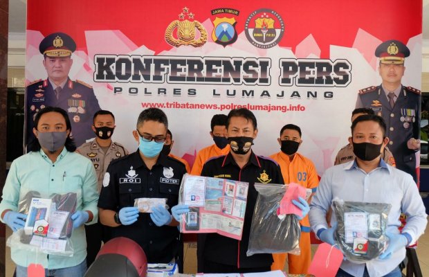 Kasat Reskrim Polres Lumajang AKP Masykur (no.3 dari kiri).