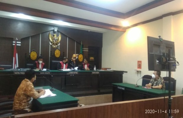 Foto: Suasana sidang gugatan warga terhadap PT MTF Mandiri dan Adira Dinamika Assurance di PN Jember