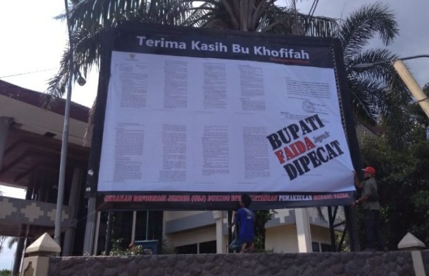 Baliho Provokatif yang berbau fitnah didepan Gedung DPRD Jember diturunkan Kapolres Jember