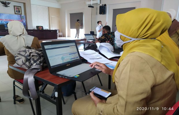 Foto : Salah satu operator sekolah saat bimbingan e-bos