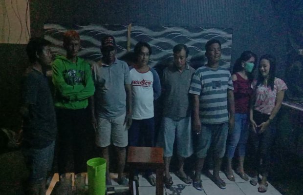  Foto: Petugas Kepolisian saat melakukan penggrebekan di Kafe Apoeng Kheta
