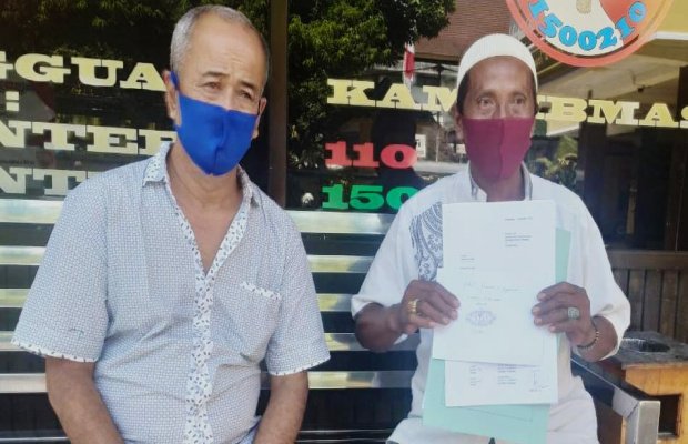 Foto: Amari (memegang surat) didampingi kuasa hukumnya
