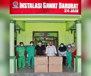  Foto: LaNyalla berikan bantuan APD kepada tenaga kesehatan