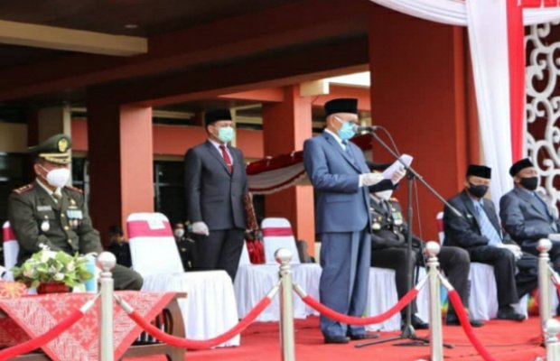 Foto - Bupati Sumenep, A Busyro Karim, saat upacara peringatan hari pahlawan 