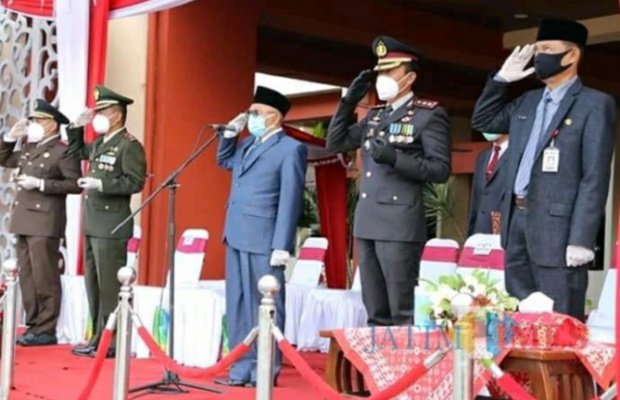 Foto: Bupati Sumenep A. Busyro Karim saat memimpin upacara peringatan Hari Pahlawan 2020.